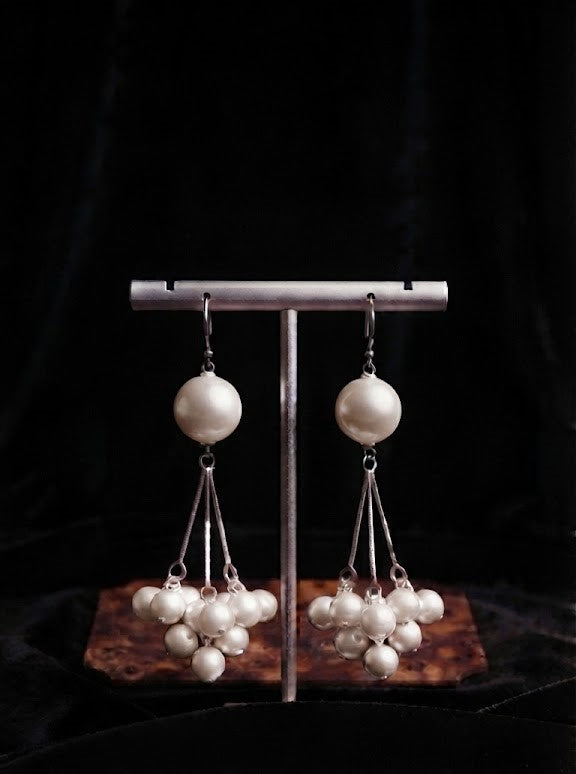 Silver lavender grey pearl cluster chandelier drop earrings flat lay on cream velvet jewellery tray on dark burl wood surface with cream drawstring pouch, loose pearls, pearl necklace, compact mirror and satin ribbon – AureliaBlends Perle de Chandelier lifestyle shot